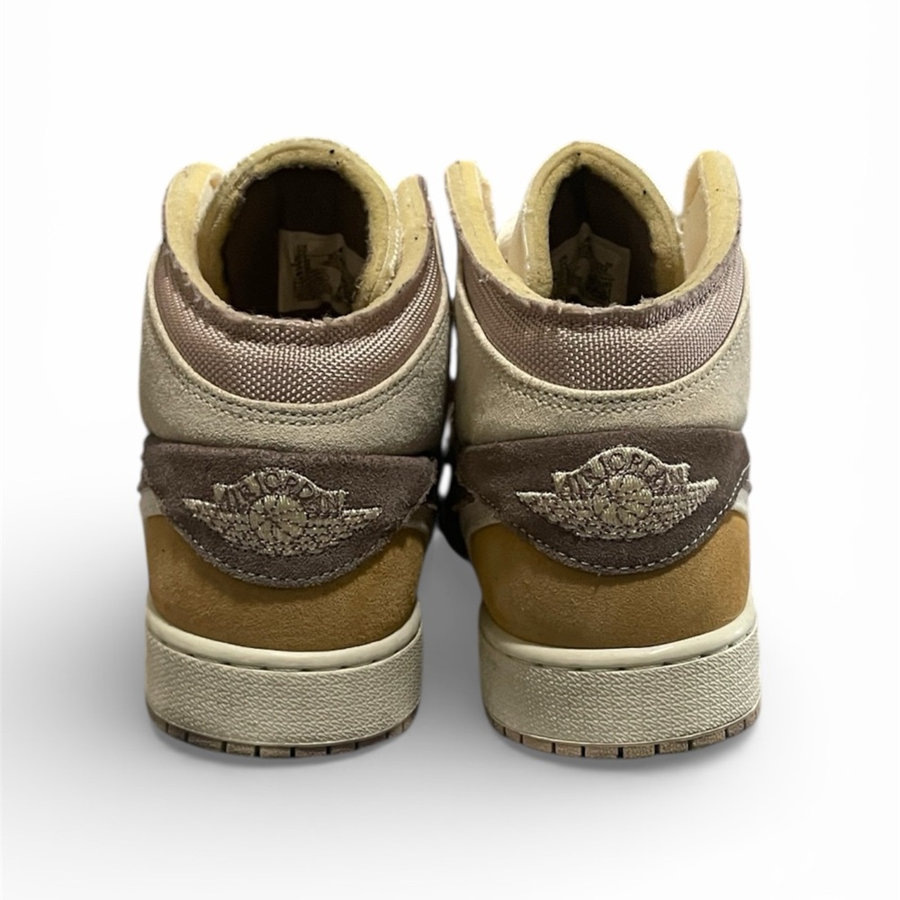 Nike Sneakers in Gray and Cream - Picture 5 of 7
